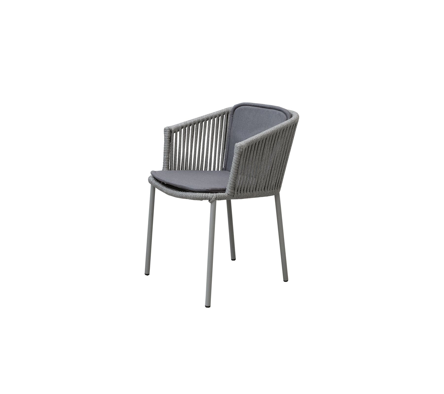 Chaise élégante au design moderne avec des détails tissés et un siège rembourré confortable dans une couleur neutre.