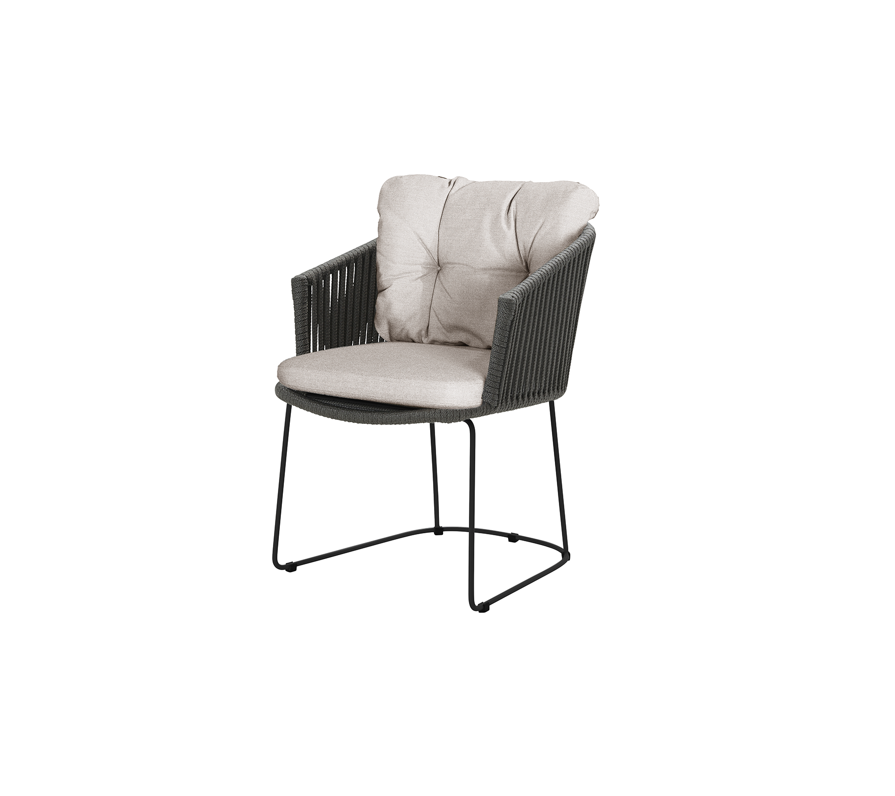 Une chaise confortable avec un siège et un dossier moelleux, présentée avec un design tissé élégant et un cadre robuste.