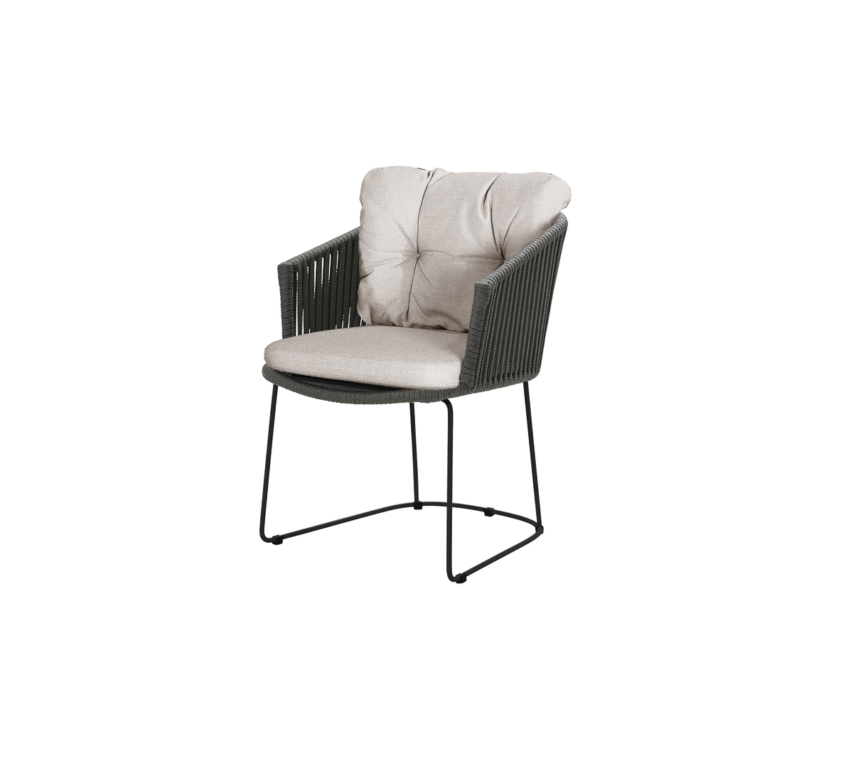 Une chaise confortable avec un siège et un dossier moelleux, présentée avec un design tissé élégant et un cadre robuste.