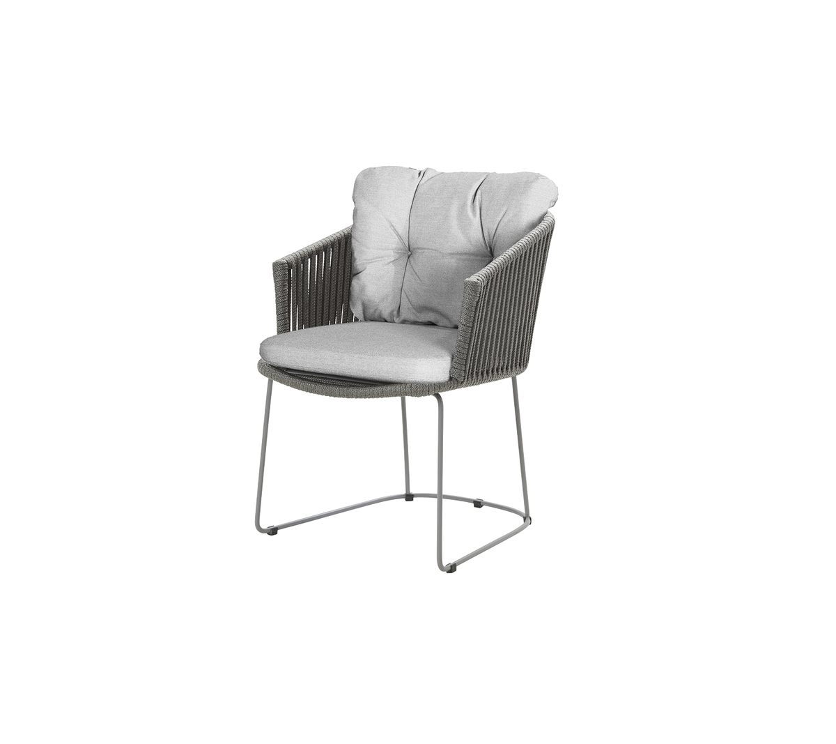 Fauteuil élégant avec un coussin en velours gris et un design moderne comportant des détails tissés et un cadre en métal épuré.