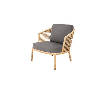 Chaise moderne avec un cadre en bois naturel et des coussins rembourrés gris, dotée d'un dossier à lames élégant pour plus d'élégance.