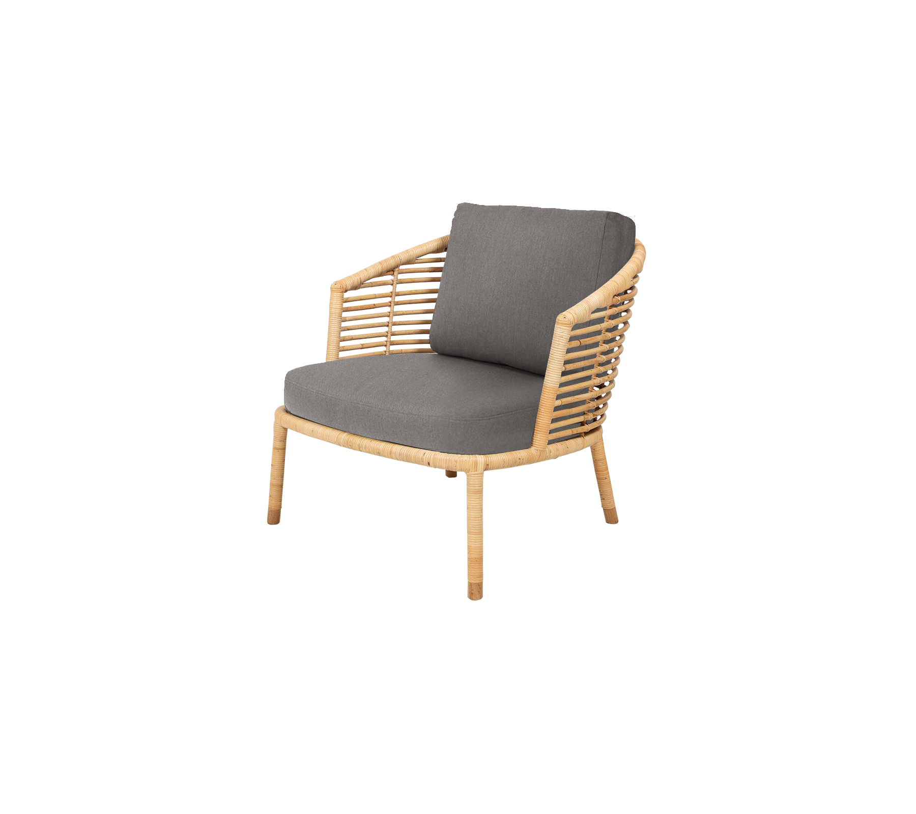 Chaise moderne avec un cadre en bois naturel et des coussins rembourrés gris, dotée d'un dossier à lames élégant pour plus d'élégance.