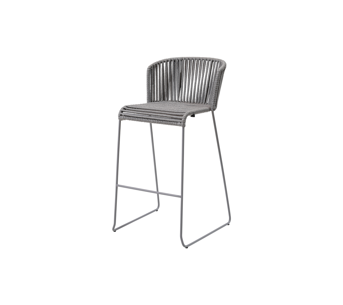 Une chaise élégante et surélevée avec un cadre en métal épuré et un design de siège tissé moderne dans une teinte neutre, idéale pour des espaces contemporains.