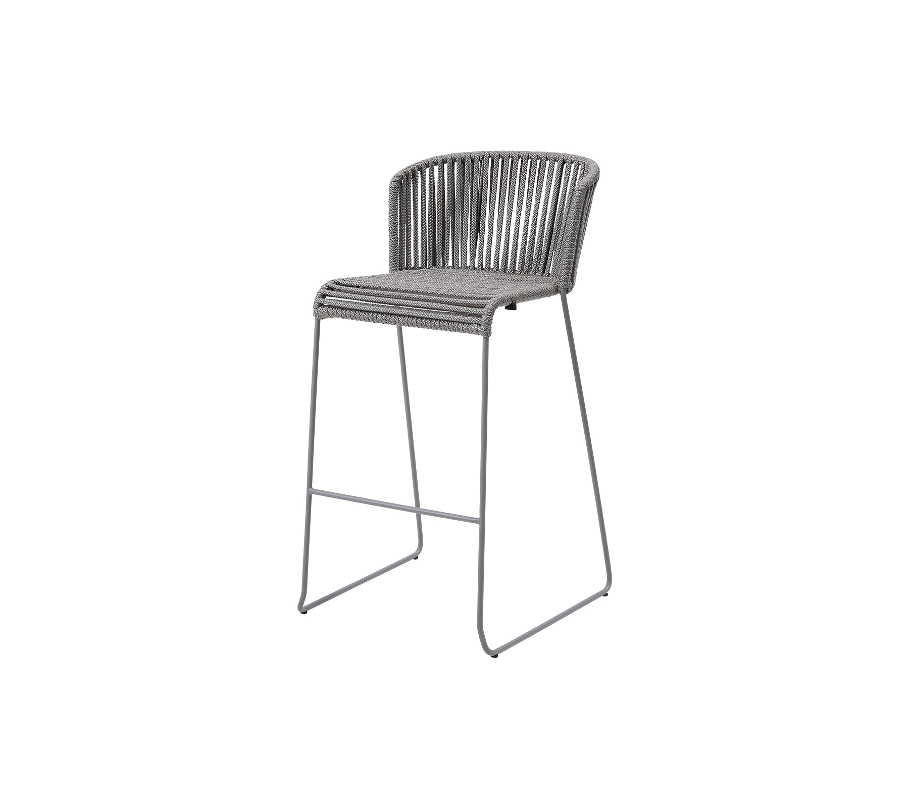Une chaise élégante et surélevée avec un cadre en métal épuré et un design de siège tissé moderne dans une teinte neutre, idéale pour des espaces contemporains.