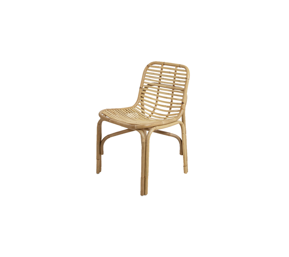Chaise en osier naturel au design minimaliste, avec un dossier incurvé et des pieds robustes, parfaite pour un assise polyvalente.