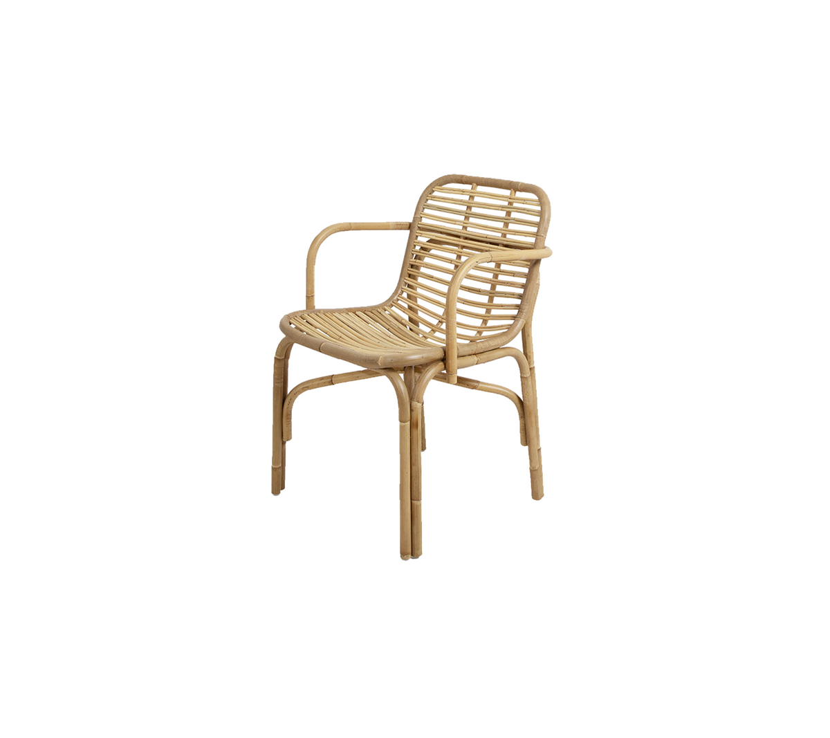 Une chaise élégante en matériau tissé avec un design léger et des accoudoirs, parfaite pour ajouter une touche naturelle à tout espace.