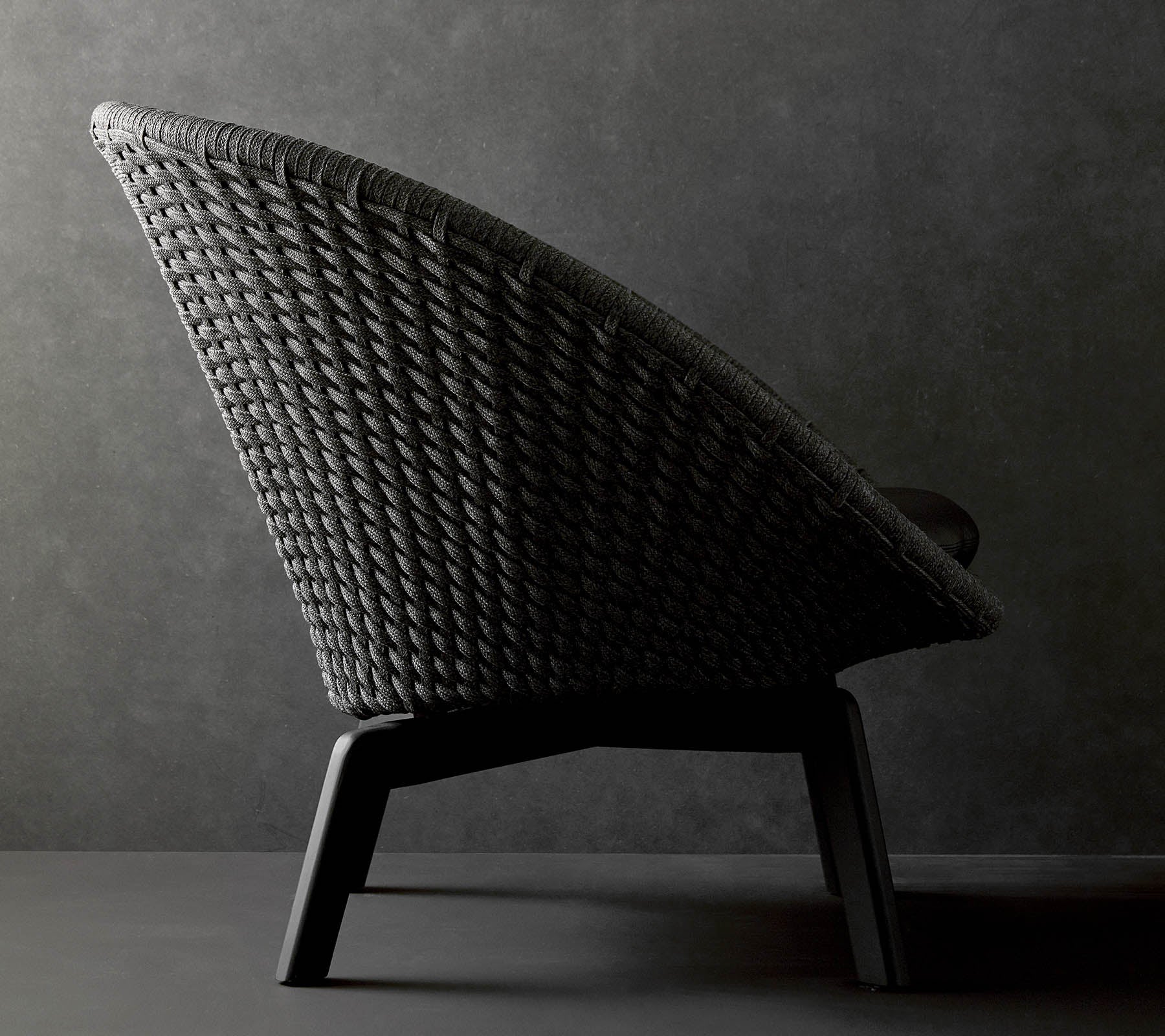 Chaise tissée élégante avec une silhouette épurée et des pieds robustes, parfaite pour une décoration moderne.