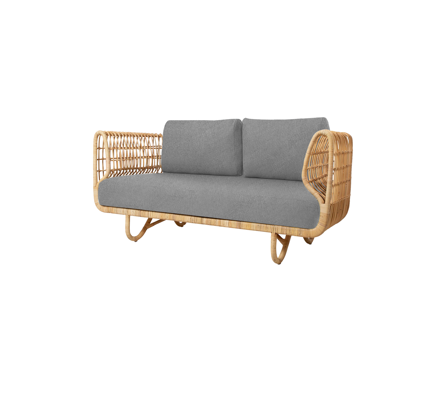 Un canapé deux places élégant avec un cadre en rotin naturel et des coussins gris doux pour un confort optimal.