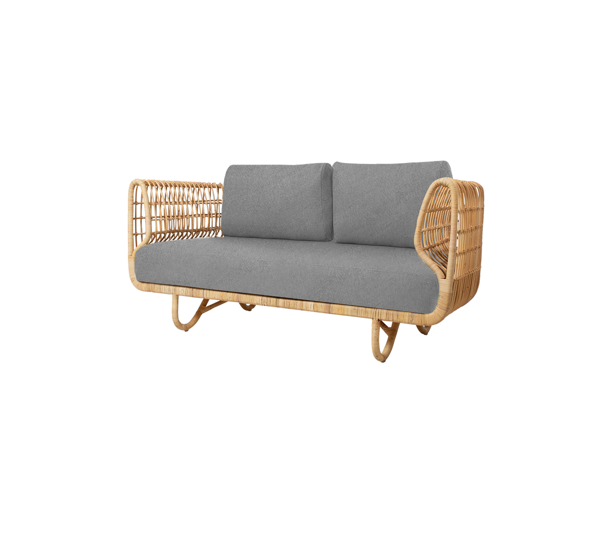 Un canapé deux places élégant avec un cadre en rotin naturel et des coussins gris doux pour un confort optimal.