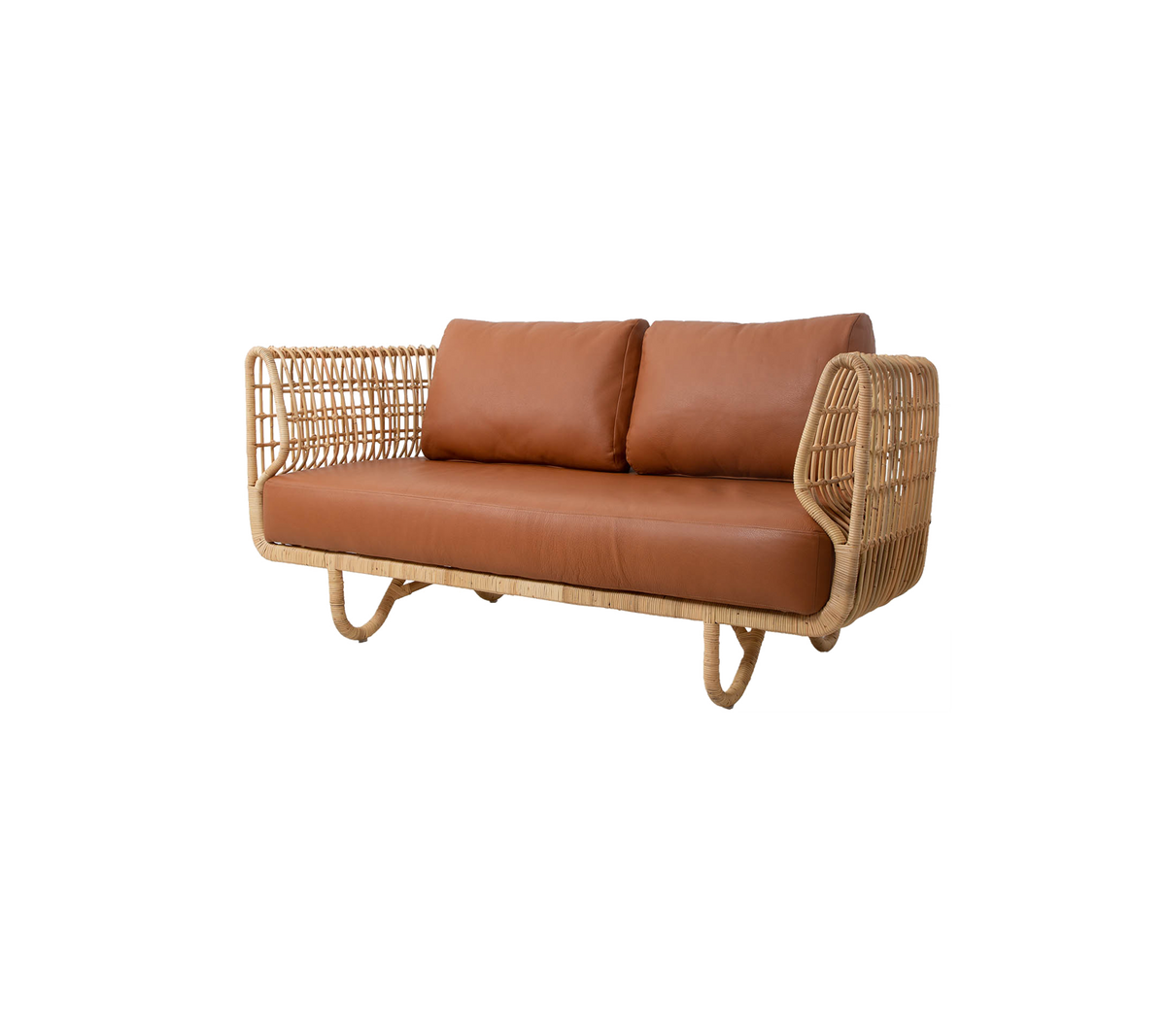 Canapé élégant avec un cadre en osier naturel et des coussins marron moelleux, parfait pour des places assises confortables.