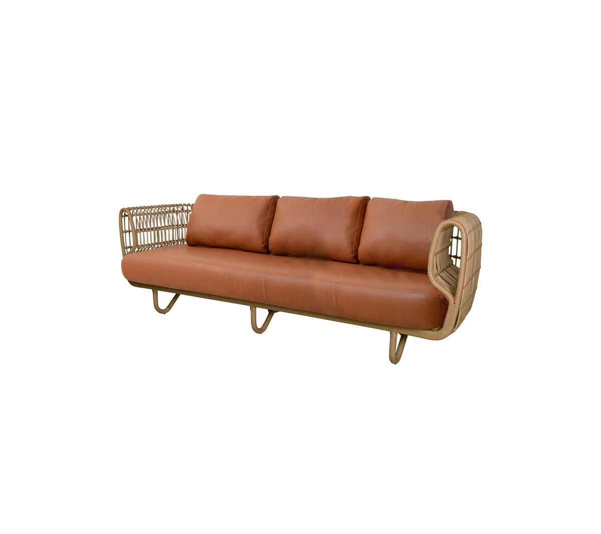 Canapé élégant trois places avec une structure en rotin et de doux coussins en cuir marron pour une option de sièges à la fois élégante et confortable.