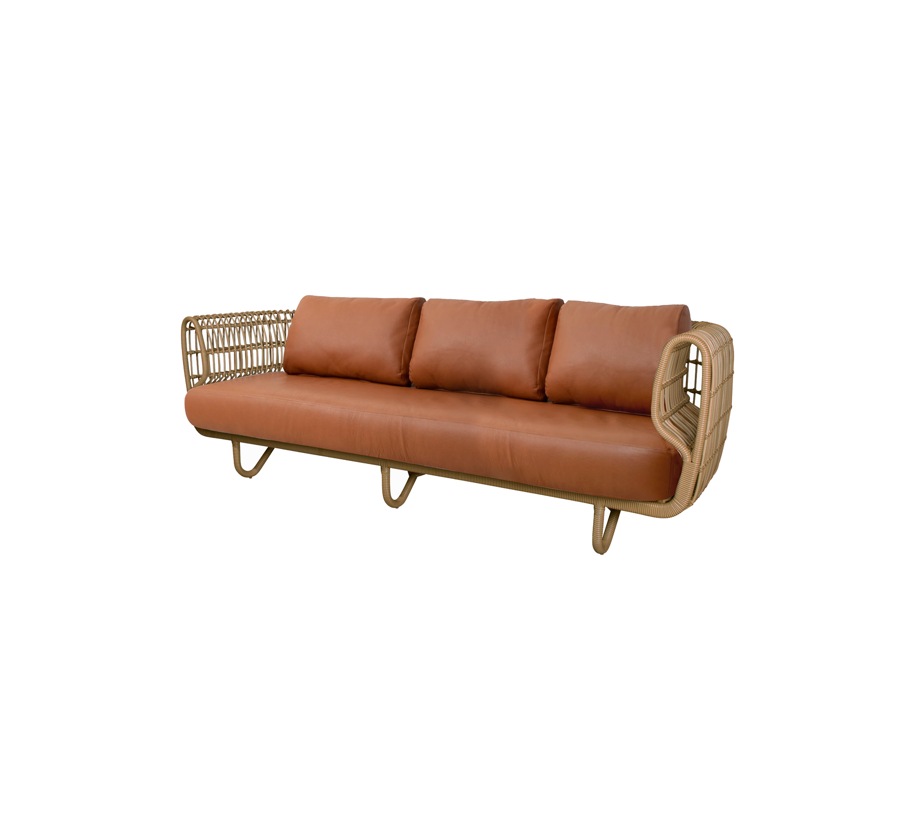 Canapé élégant trois places avec une structure en rotin et de doux coussins en cuir marron pour une option de sièges à la fois élégante et confortable.