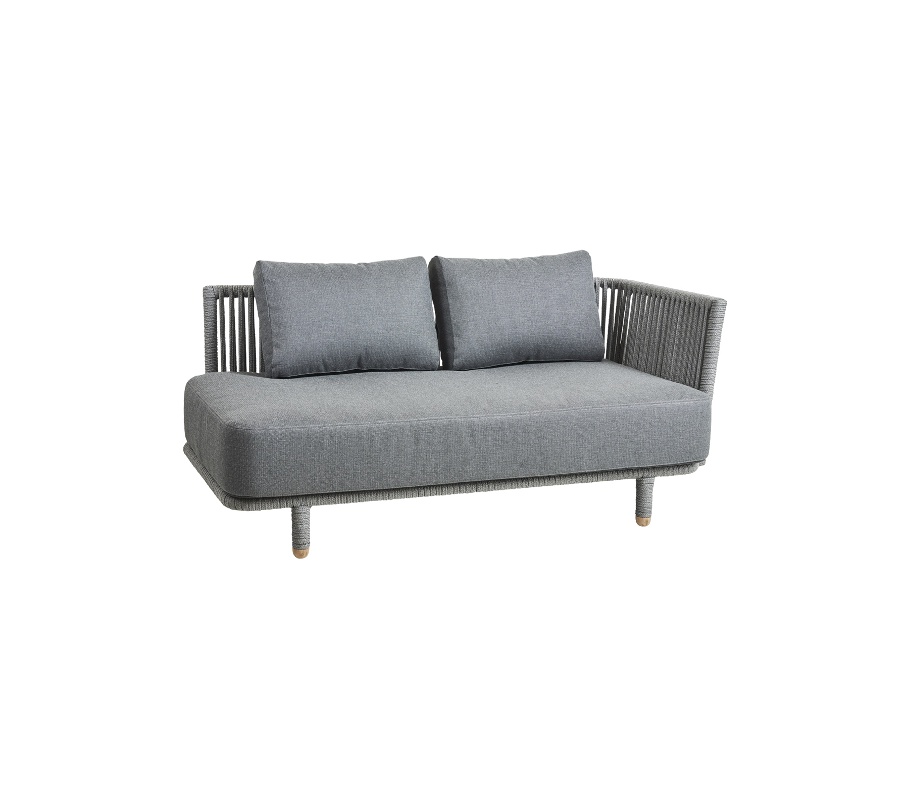Canapé gris avec deux coussins et des côtés tissés, idéal pour des environnements modernes en intérieur ou en extérieur.