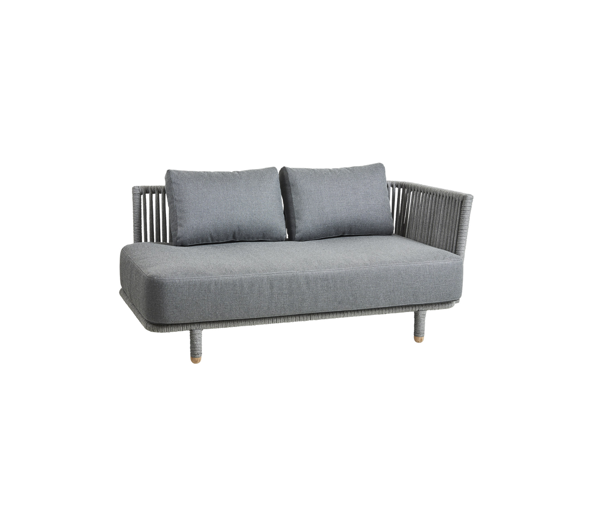 Canapé gris avec deux coussins et des côtés tissés, idéal pour des environnements modernes en intérieur ou en extérieur.