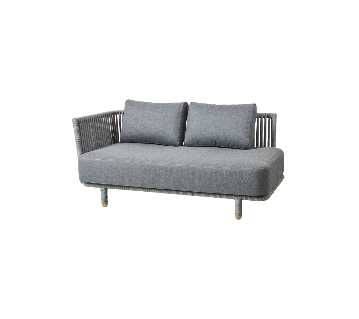 Sofa de jardin grise avec deux coussins et un dossier tissé, conçu pour le confort et le style. Idéal pour les patios ou les jardins.