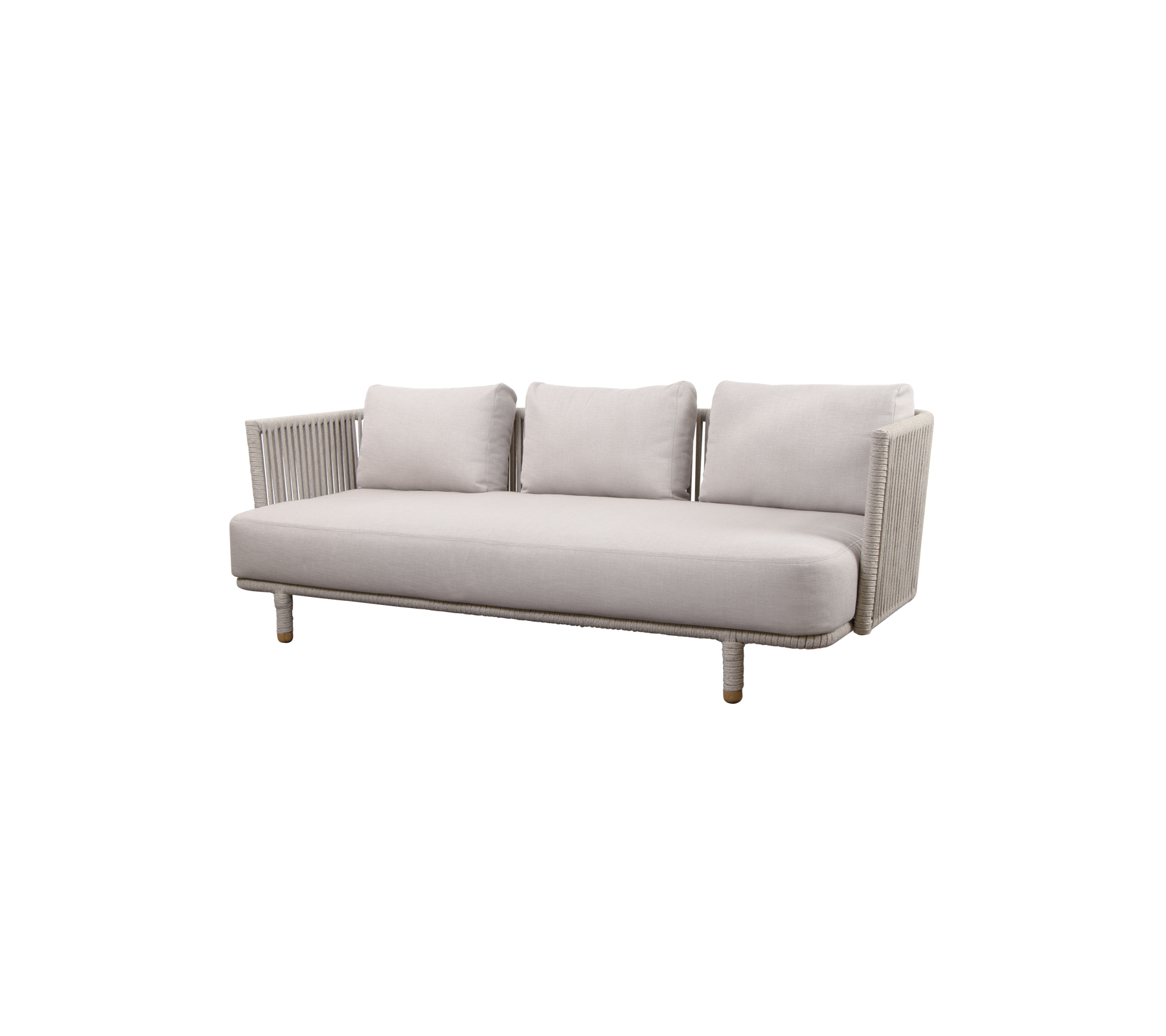 Canapé moderne gris clair avec trois coussins et pieds en bois, arborant un design nervuré sur les accoudoirs. Idéal pour des espaces de vie élégants.