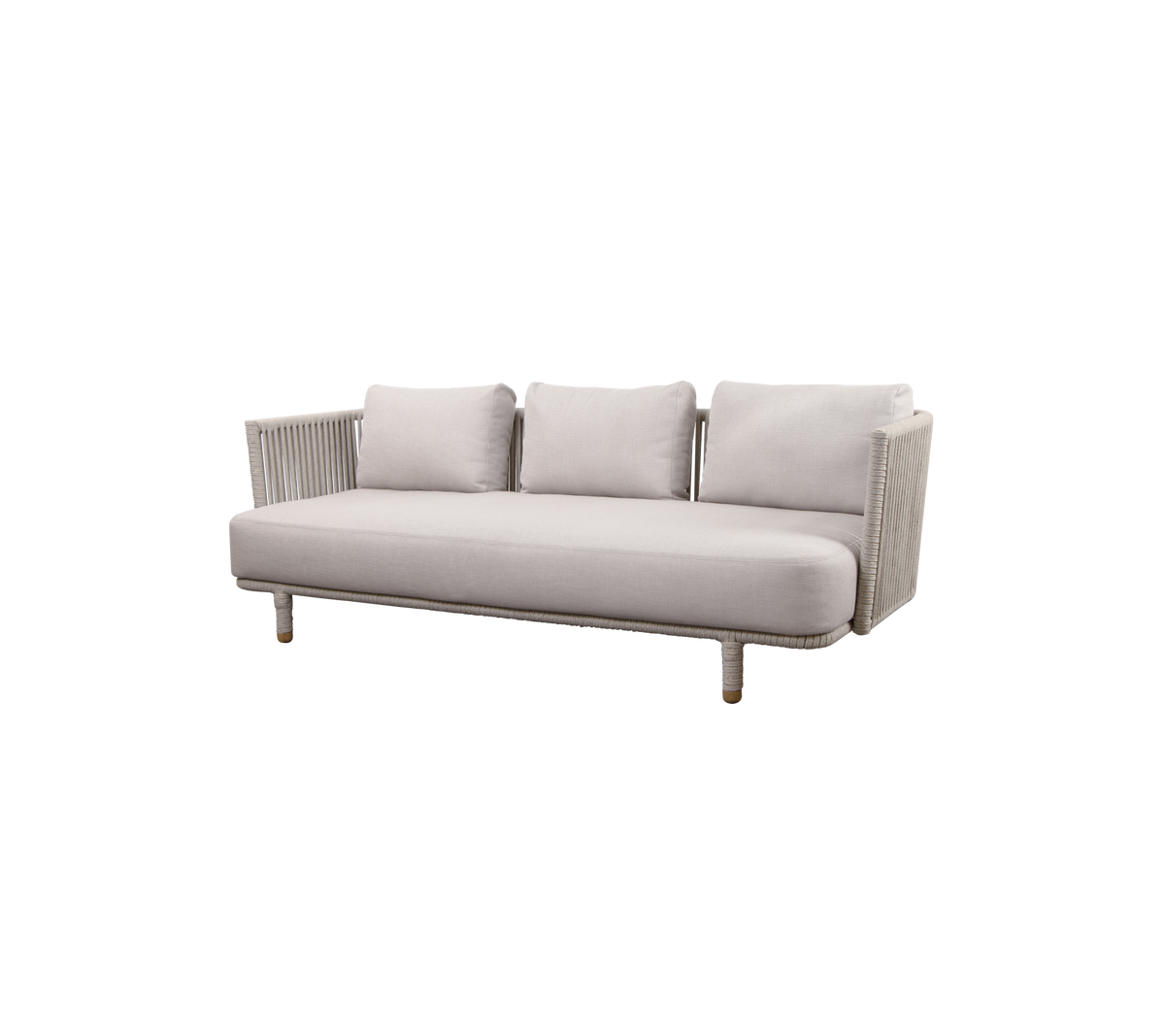 Canapé moderne gris clair avec trois coussins et pieds en bois, arborant un design nervuré sur les accoudoirs. Idéal pour des espaces de vie élégants.