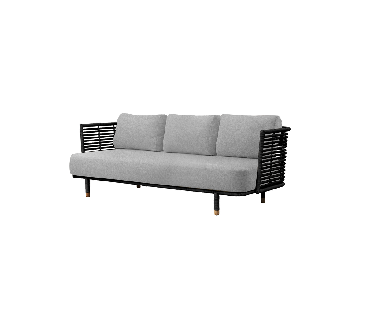 Canapé élégant en gris avec trois sièges rembourrés et des panneaux latéraux tissés noirs, offrant un confort et un design modernes.