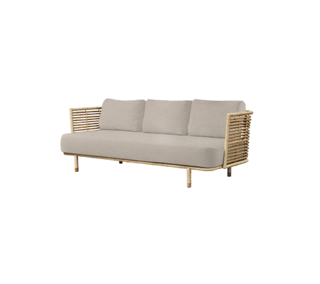 Canapé élégant avec un coussin gris clair, des accents en bois naturel et des détails distinctifs sur les accoudoirs, parfait pour une décoration moderne.