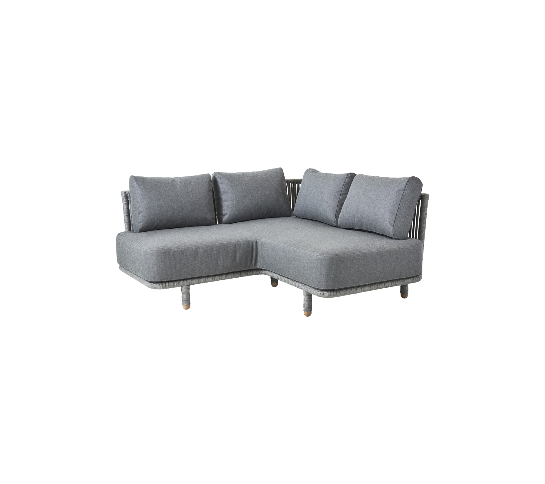 Canapé gris en L avec des coussins moelleux, présentant un design moderne et des pieds en bois. Idéal pour des espaces de vie contemporains.