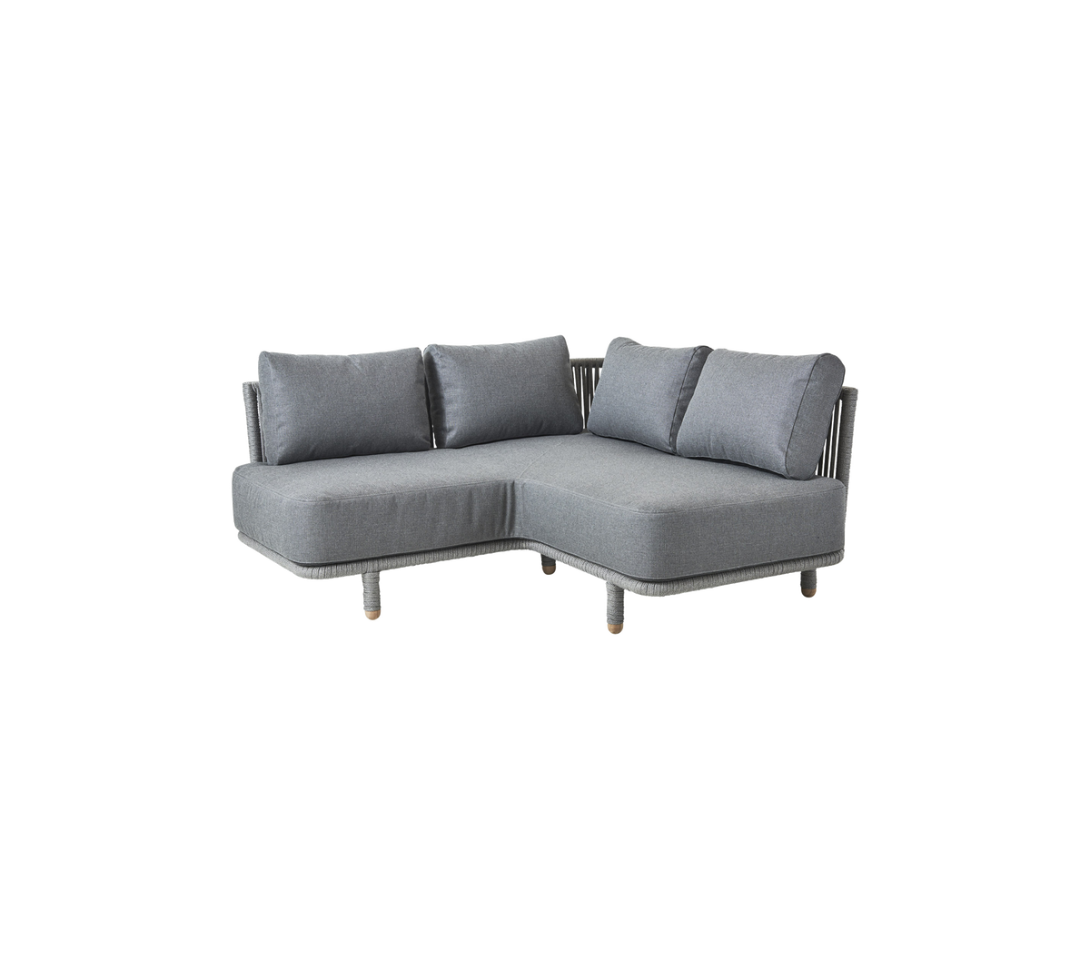 Canapé gris en L avec des coussins moelleux, présentant un design moderne et des pieds en bois. Idéal pour des espaces de vie contemporains.