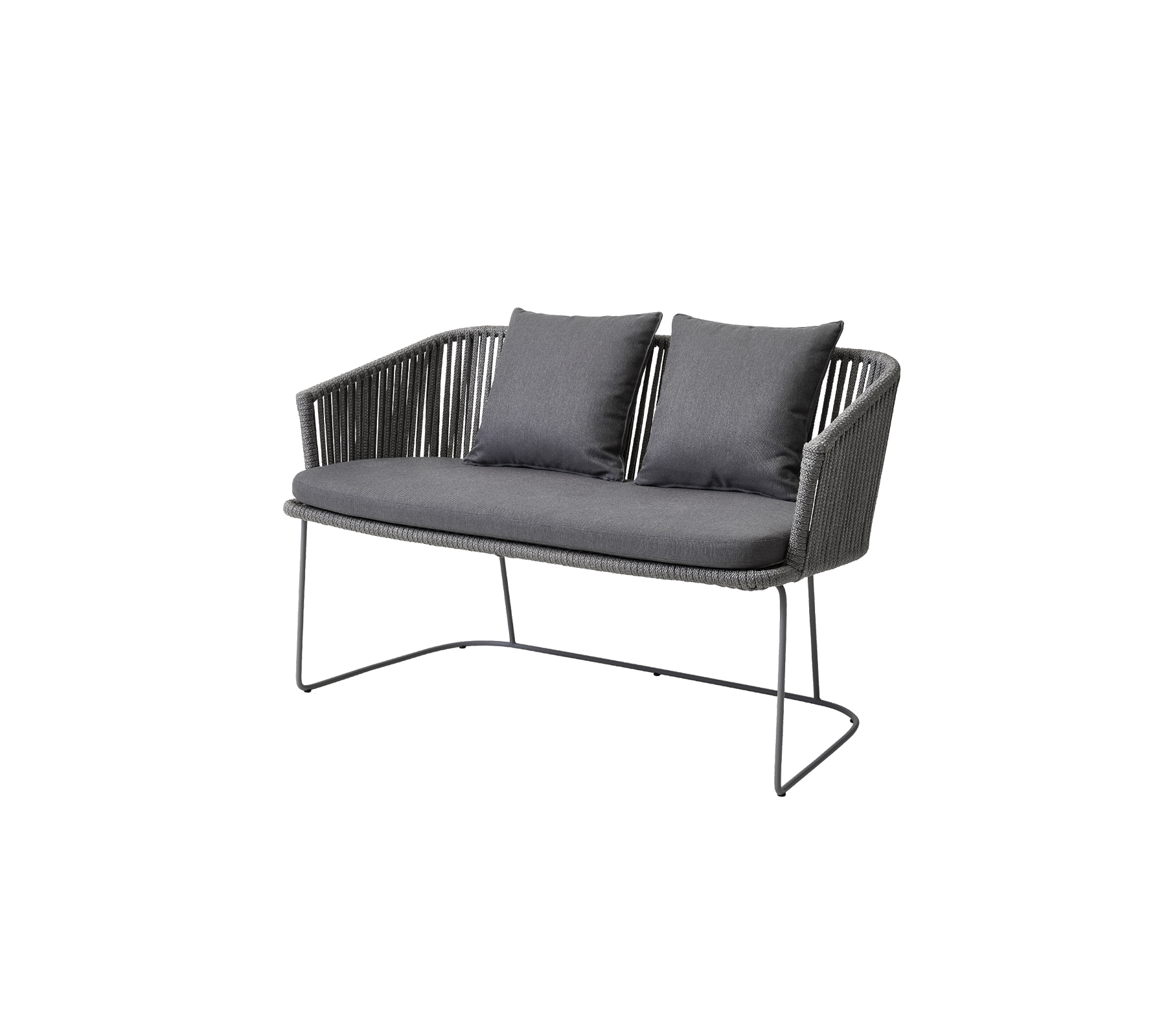 Canapé deux places au design épuré, avec un siège tissé et des coussins moelleux dans une palette de couleurs sombres.