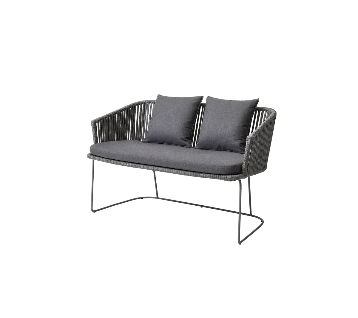 Canapé deux places au design épuré, avec un siège tissé et des coussins moelleux dans une palette de couleurs sombres.