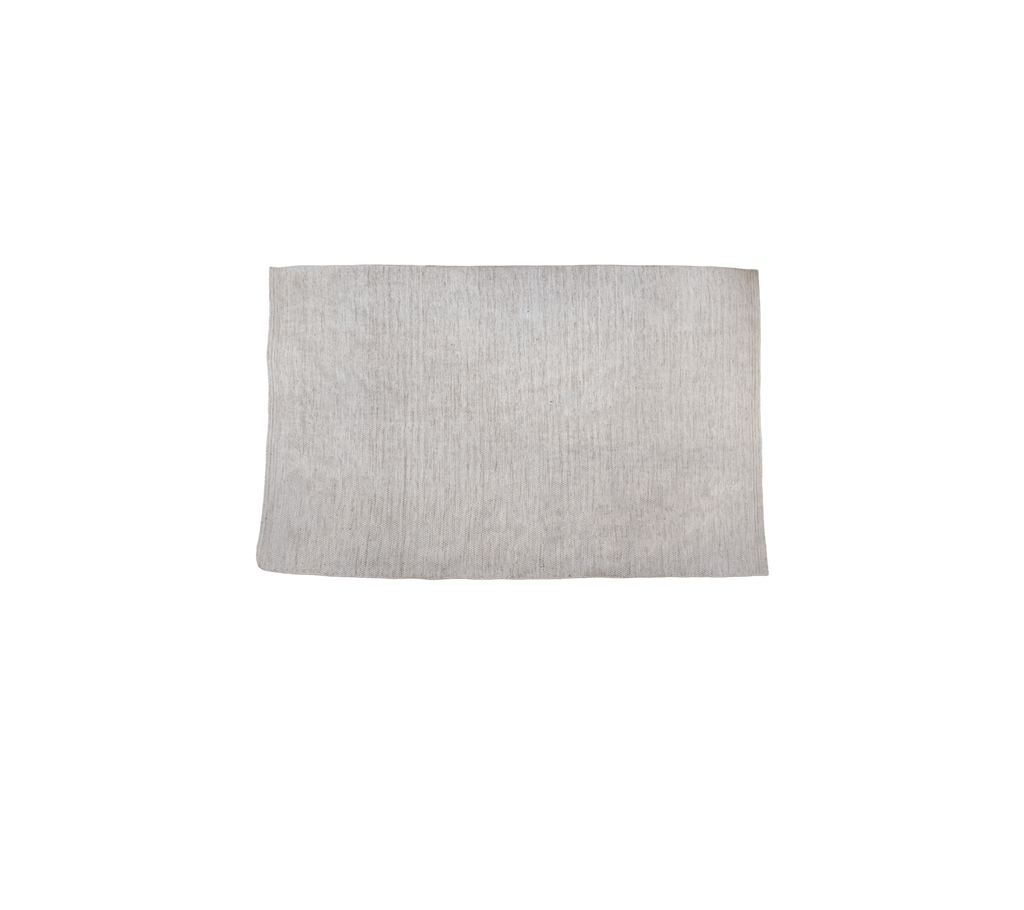 Produit en sable multicolore affiché sur un fond uni.