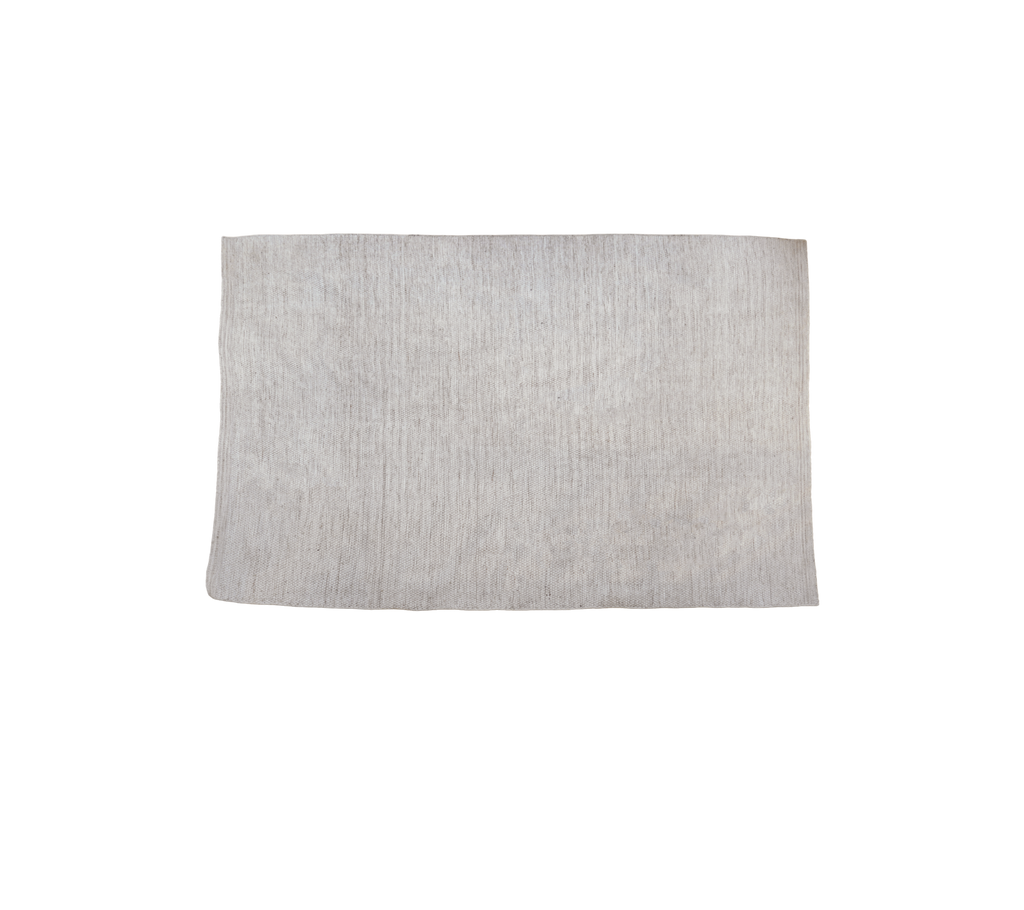 Tapis multicolore en ton sable avec surface texturée.