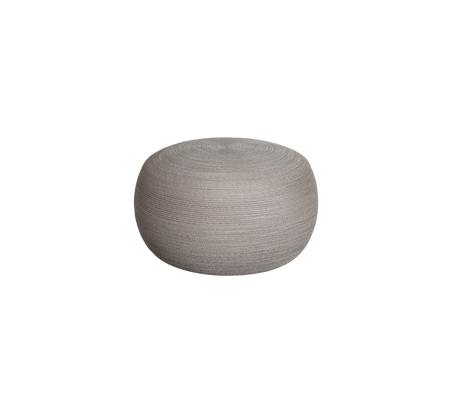 Pouf ronde et texturée de couleur gris doux, idéale pour un siège d'accent ou comme élément décoratif dans divers espaces.