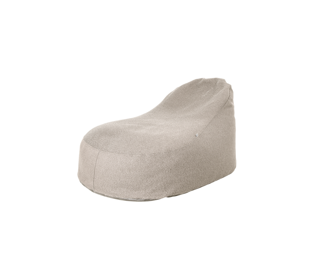 Fauteuil en forme de haricot brun clair au design simple.