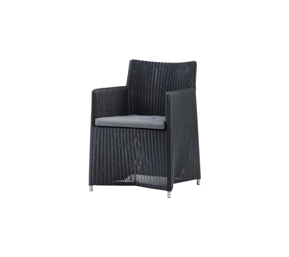 Chaise en osier noir élégante avec un coussin gris doux, parfaite pour la détente dans n'importe quel cadre.