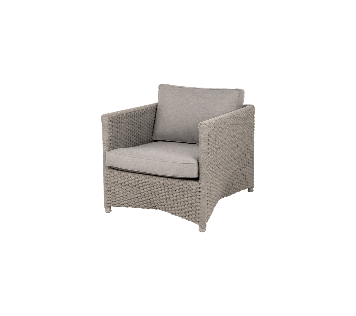 Fauteuil élégant avec une base tressée et de doux coussins gris, parfait pour ajouter confort et élégance à n'importe quel espace.