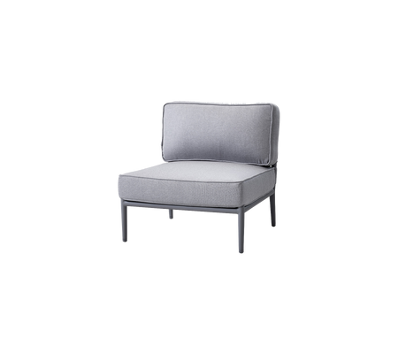 Chaise grise élégante au design simple, avec un siège et un dos rembourrés pour plus de confort. Idéale pour des agencements de sièges modernes.