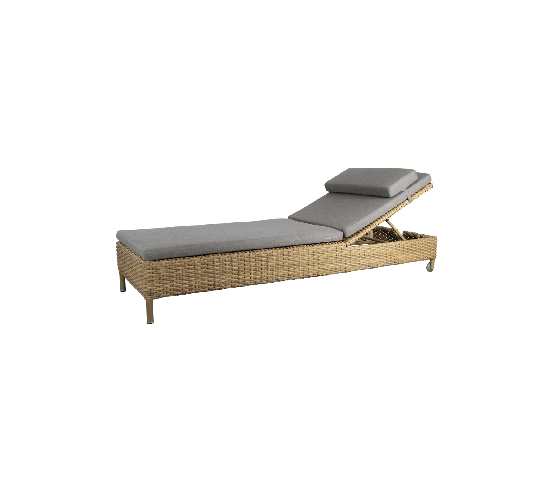 Un fauteuil lounge élégant avec un design épuré, un coussin gris et un cadre tressé, idéal pour la détente.