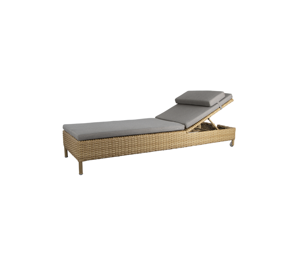 Un fauteuil lounge élégant avec un design épuré, un coussin gris et un cadre tressé, idéal pour la détente.