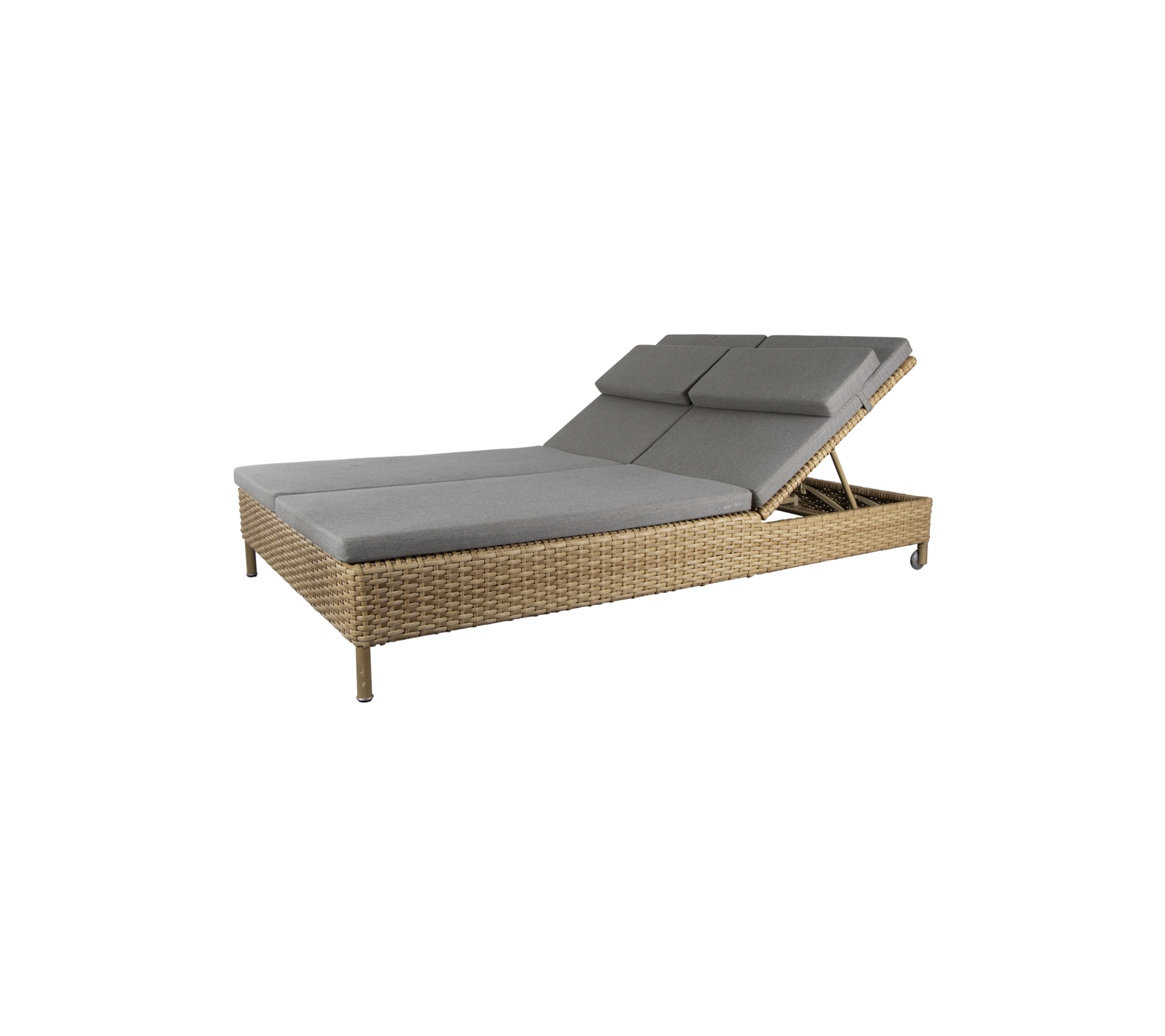 Fauteuil lounge élégante avec une base en rotin naturel et des coussins gris, dotée d'un dossier ajustable pour le confort. Parfait pour se détendre.