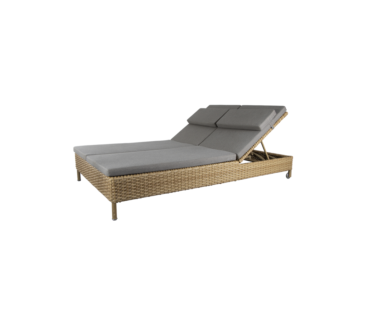 Fauteuil lounge élégante avec une base en rotin naturel et des coussins gris, dotée d'un dossier ajustable pour le confort. Parfait pour se détendre.