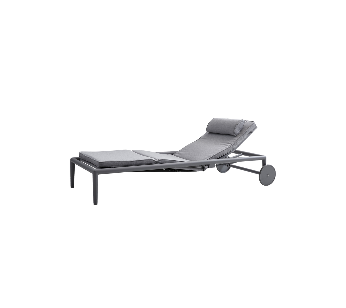 Un fauteuil lounge gris réglable avec un siège rembourré et un appui-tête, conçu pour la détente et le confort.