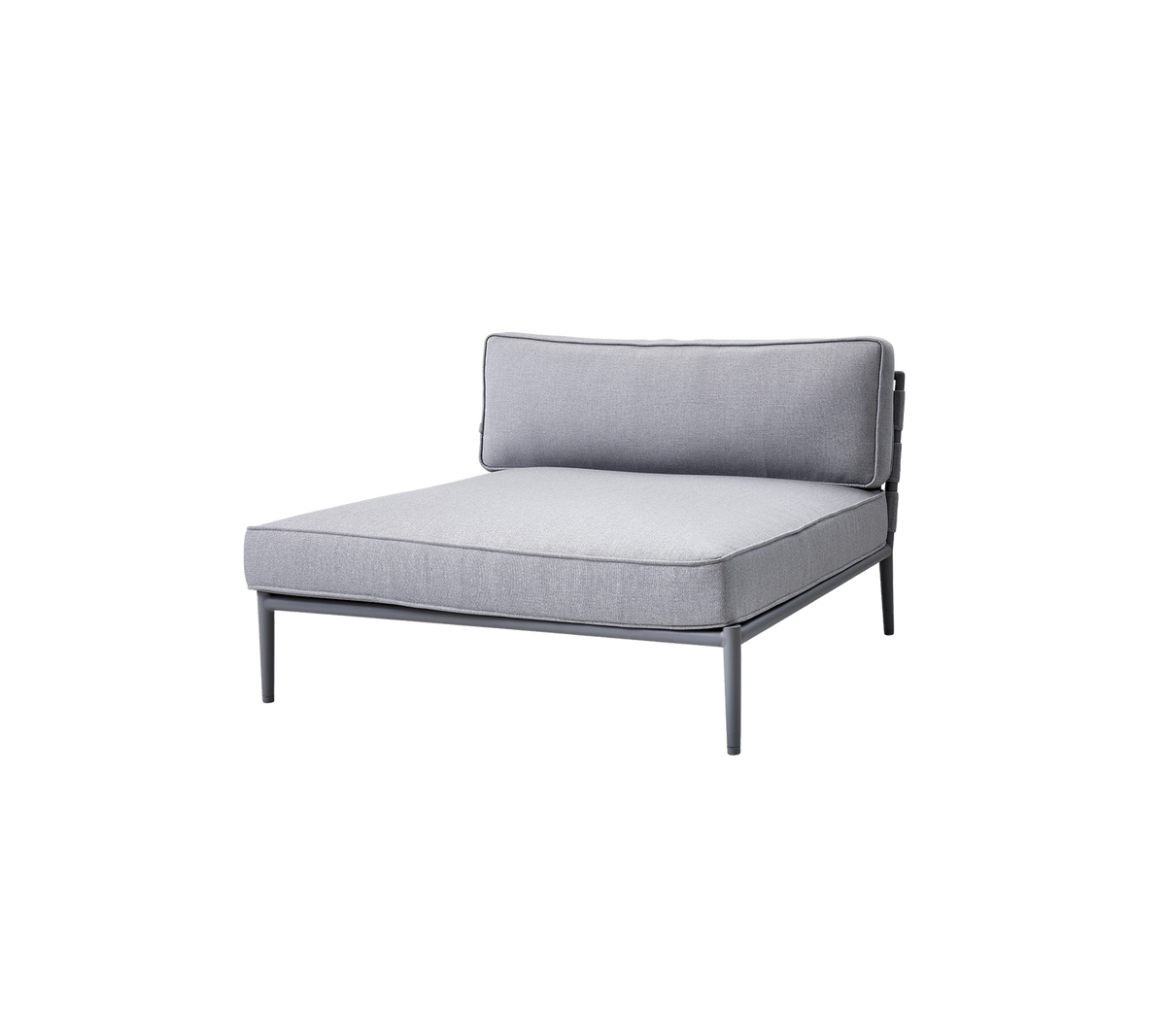 Fauteuil lounge gris en tissu avec un design minimaliste et un cadre en métal élégant, doté d'un dossier et d'un espace d'assise spacieux.
