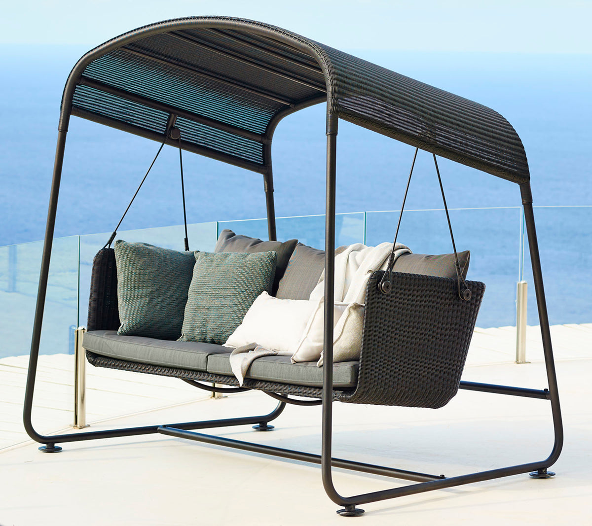 Siège suspendu élégant au design moderne, avec des coussins moelleux et un cadre épuré, parfait pour la détente.