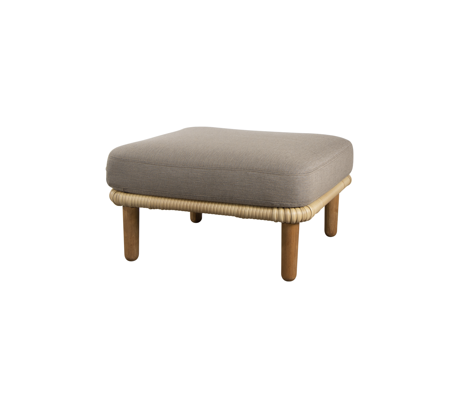 Un ottoman carré rembourré avec des pieds en bois et un bord tissé, conçu pour un siège polyvalent et la détente.