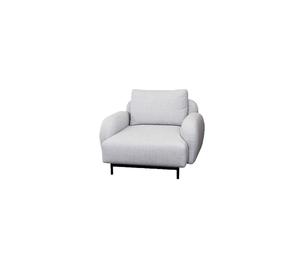 Fauteuil confortable gris clair avec des accoudoirs arrondis et des coussins doux, présentant des pieds noirs épurés pour une touche moderne.
