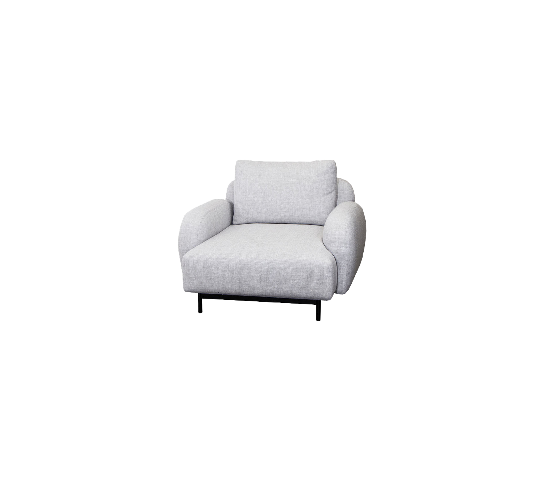 Fauteuil confortable gris clair avec des accoudoirs arrondis et des coussins doux, présentant des pieds noirs épurés pour une touche moderne.