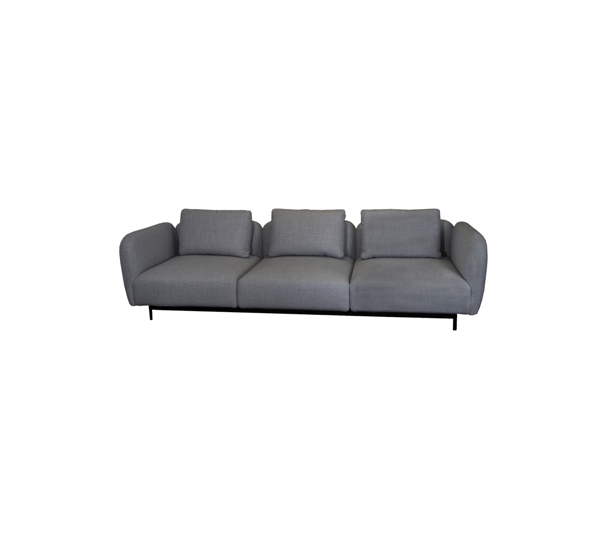 Un canapé moderne et épuré au design minimaliste, avec trois coussins moelleux et une silhouette simple et nette en tissu gris.
