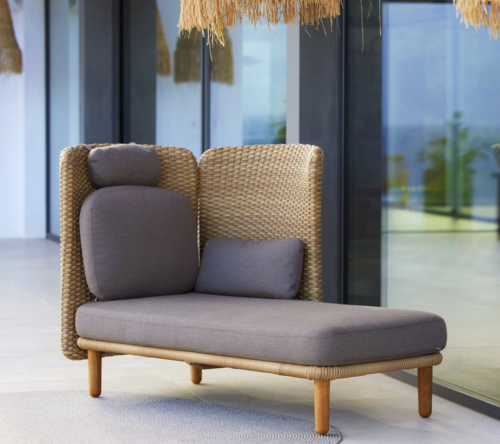 Module de canapé deux places confortable avec un dos tissé et un siège rembourré, conçu pour une détente agréable. Idéal pour les espaces extérieurs.