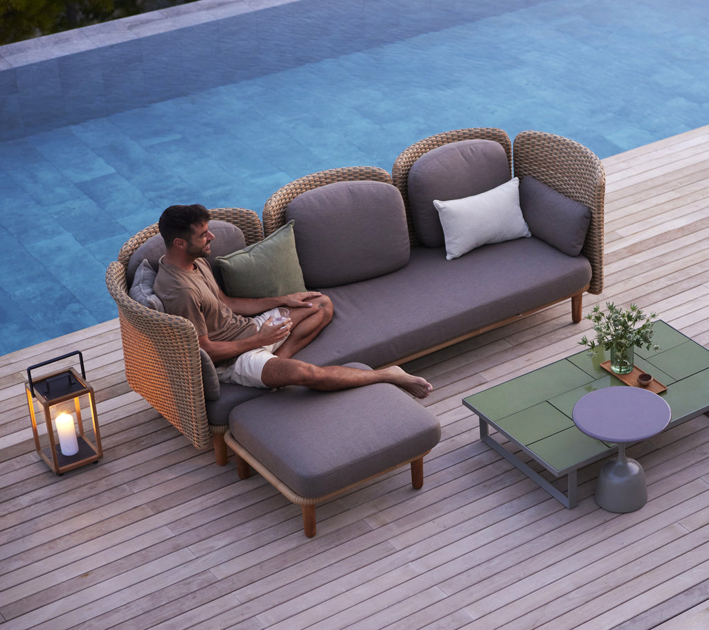 Un cadre relaxant avec un canapé 3 places spacieux avec un seul module et des éléments décoratifs, parfait pour les loisirs.
