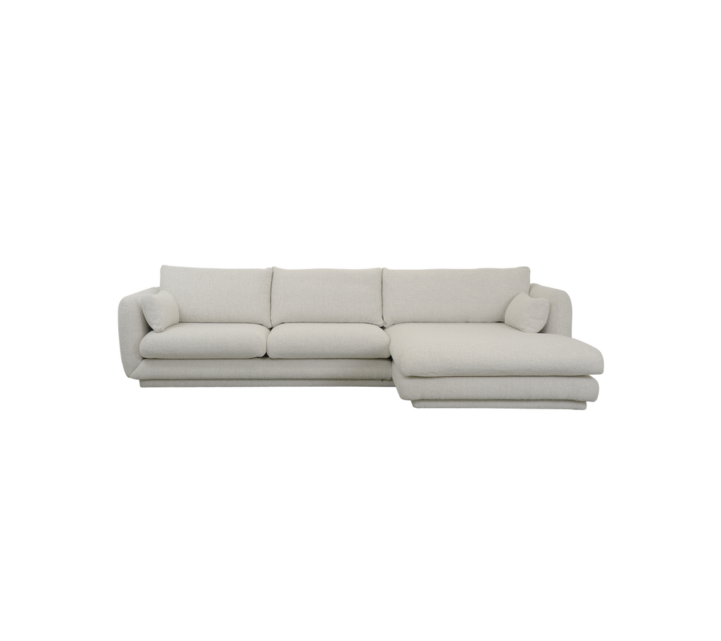 Sofa moderne couleur sable avec des lignes épurées et des coussins doux.