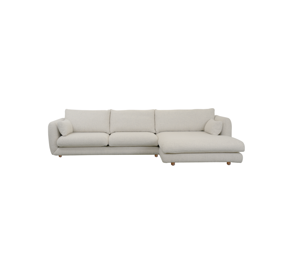 Canapé moderne couleur sable avec des lignes épurées et un design minimaliste.