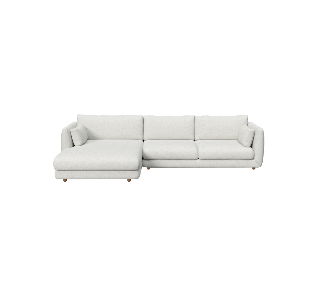 Canapé sectionnel gris clair au design minimaliste et aux coussins moelleux.